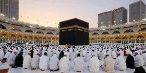 "Inspiring scene of umroh full ramadhan in Makkah, showcasing faith and unity among travelers during their sacred journey."